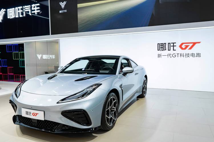 重庆121哪吒汽车在智能汽车领域的表现，领途汽车在新能源汽车市场中的影响力